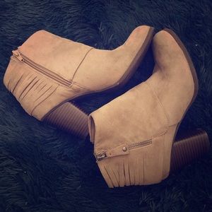 Steve Madden heeled taupe booties 👢😍✨